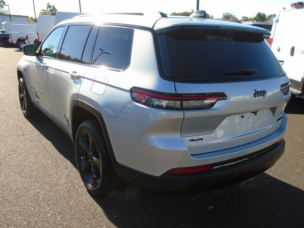 2024 Jeep Grand Cherokee Limited photo 3