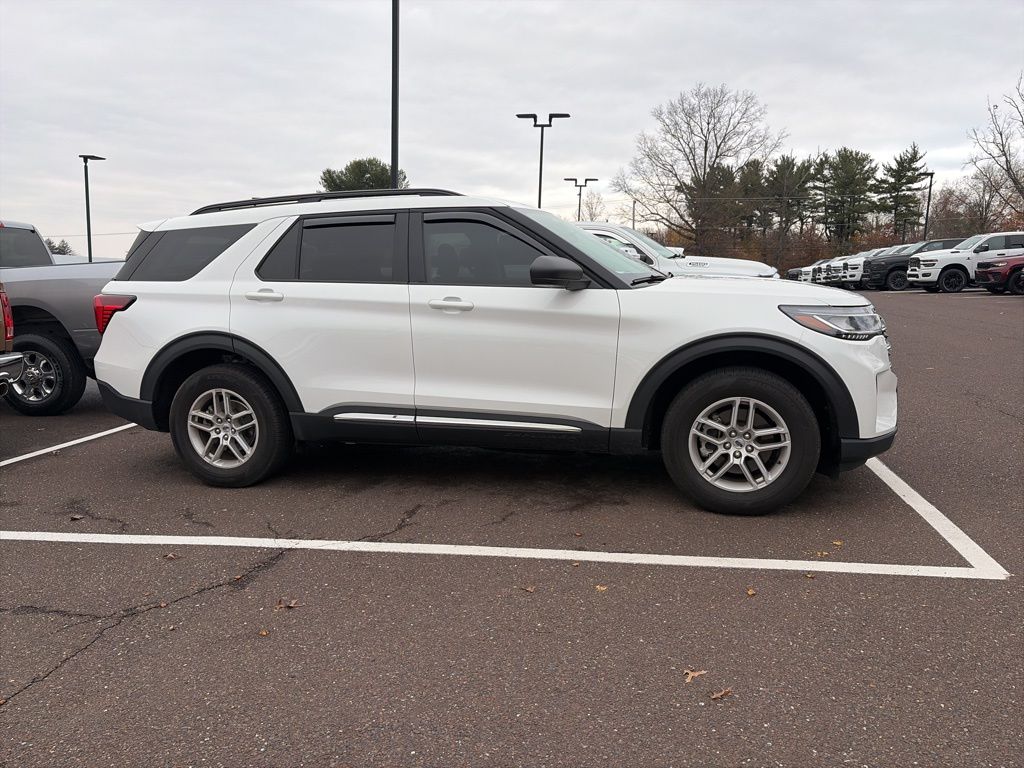 2025 Ford Explorer photo 4