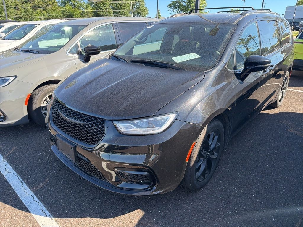Certified 2025 Chrysler Pacifica Limited Minivan/Van