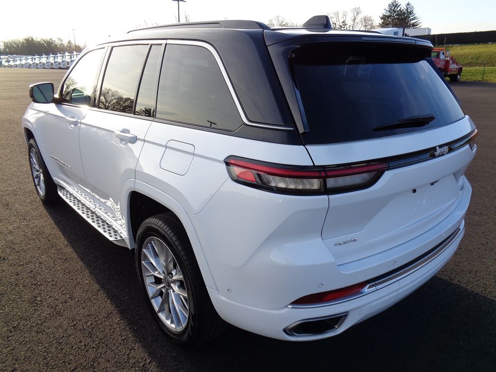 2024 Jeep Grand Cherokee Summit photo 3