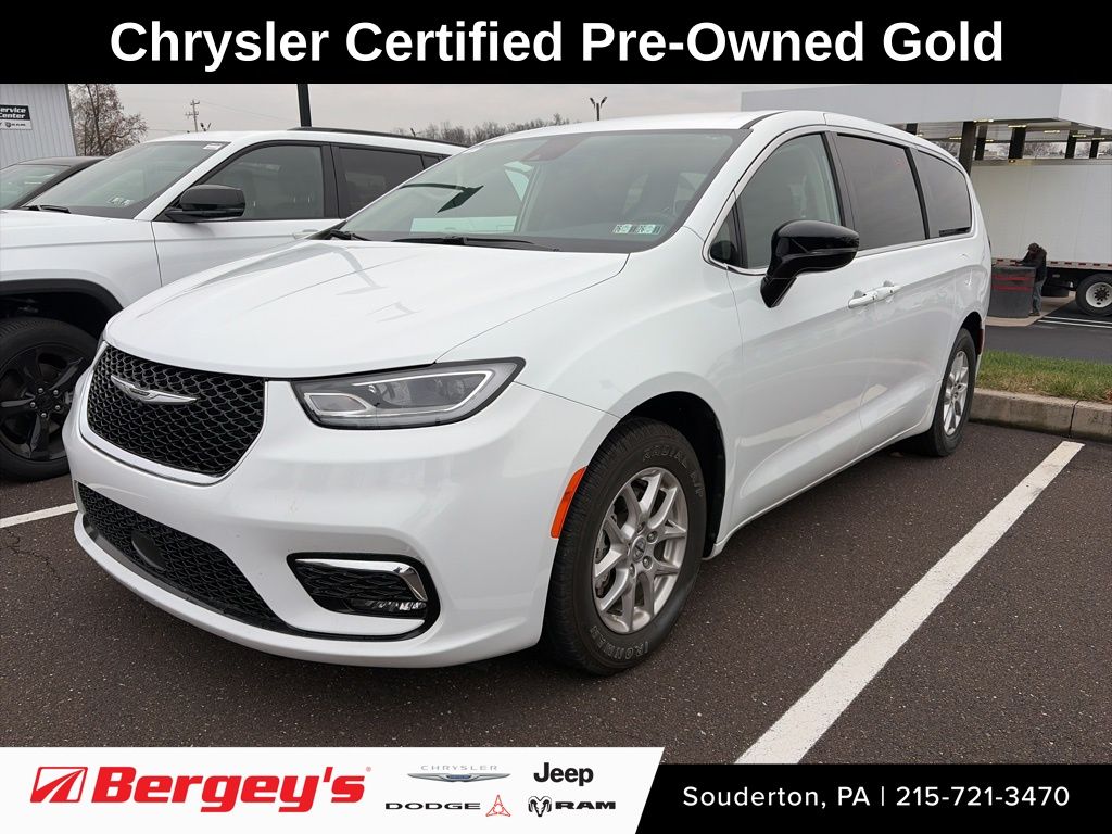 2024 Chrysler Pacifica Touring L's photo