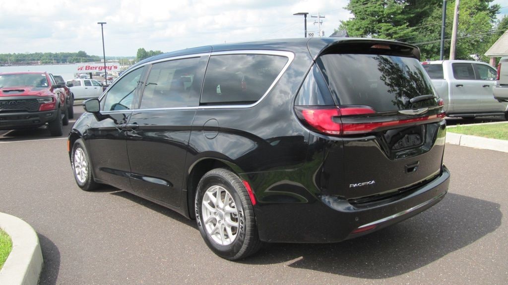 Certified 2025 Chrysler Pacifica Select Minivan/Van