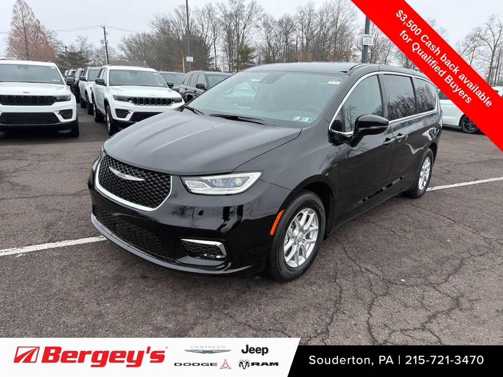 2026 Chrysler Pacifica Select's photo