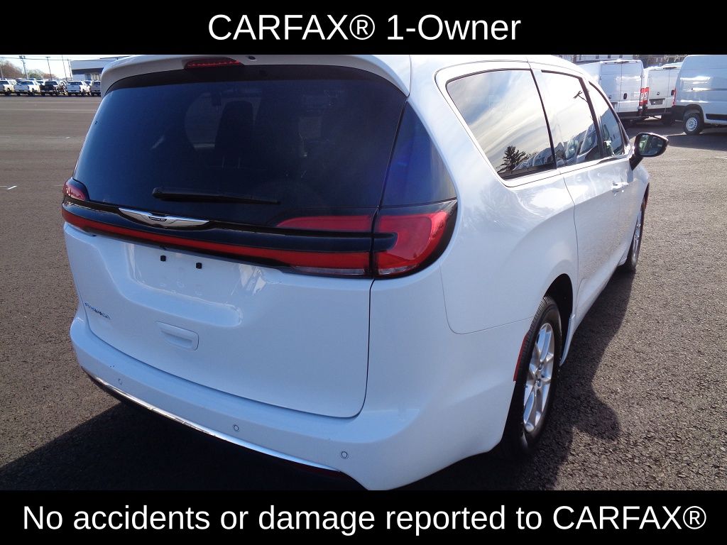 2024 Chrysler Pacifica Touring L photo 2