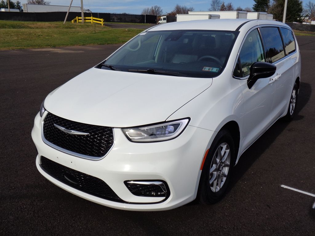 2024 Chrysler Pacifica Touring L photo 4