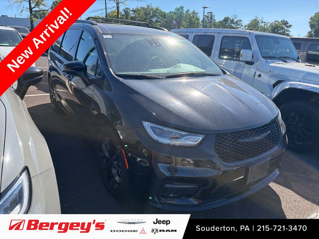2025 Chrysler Pacifica Limited's photo