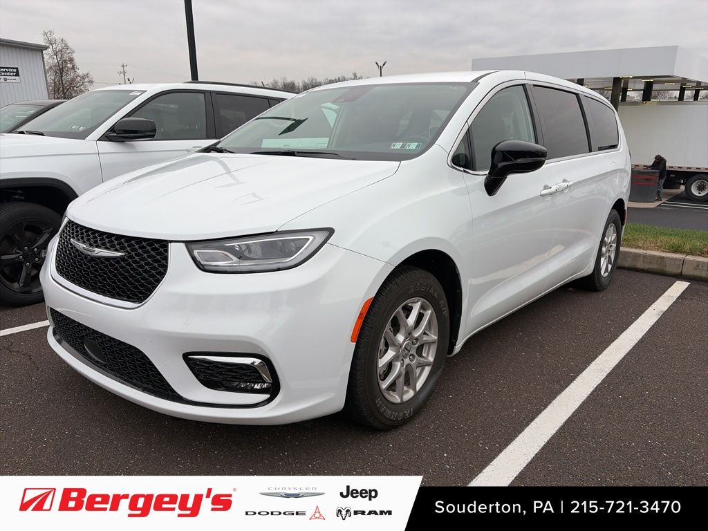 2024 Chrysler Pacifica Touring L's photo