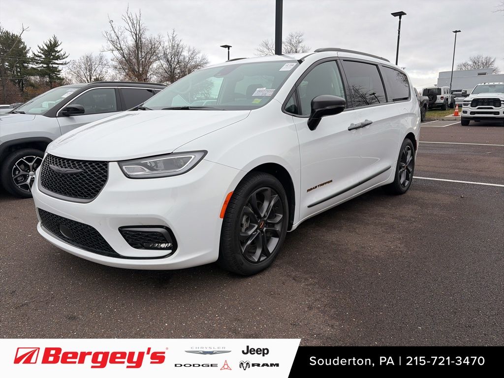 2024 Chrysler Pacifica Touring L's photo