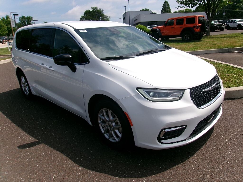 Certified 2025 Chrysler Pacifica Select Minivan/Van