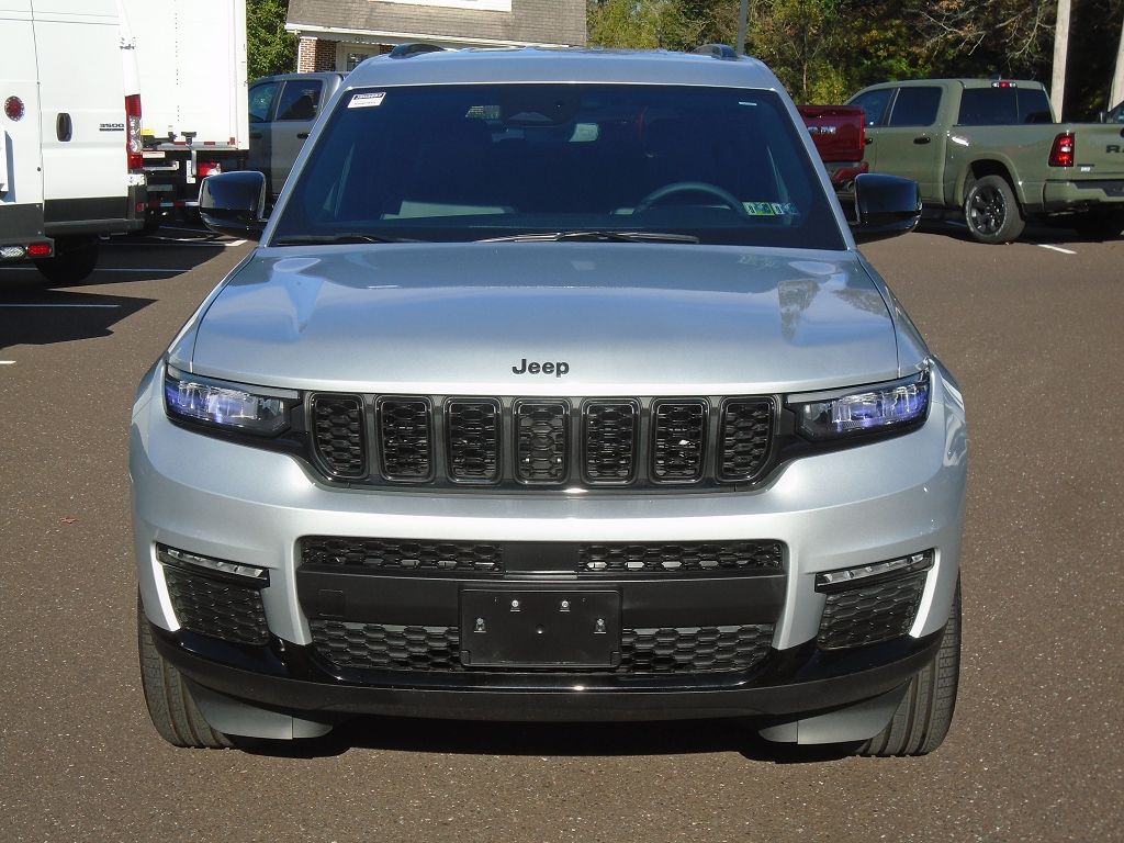 2024 Jeep Grand Cherokee Limited photo 3