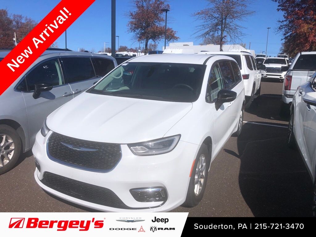 Used 2024 Chrysler Pacifica Touring L Minivan/Van