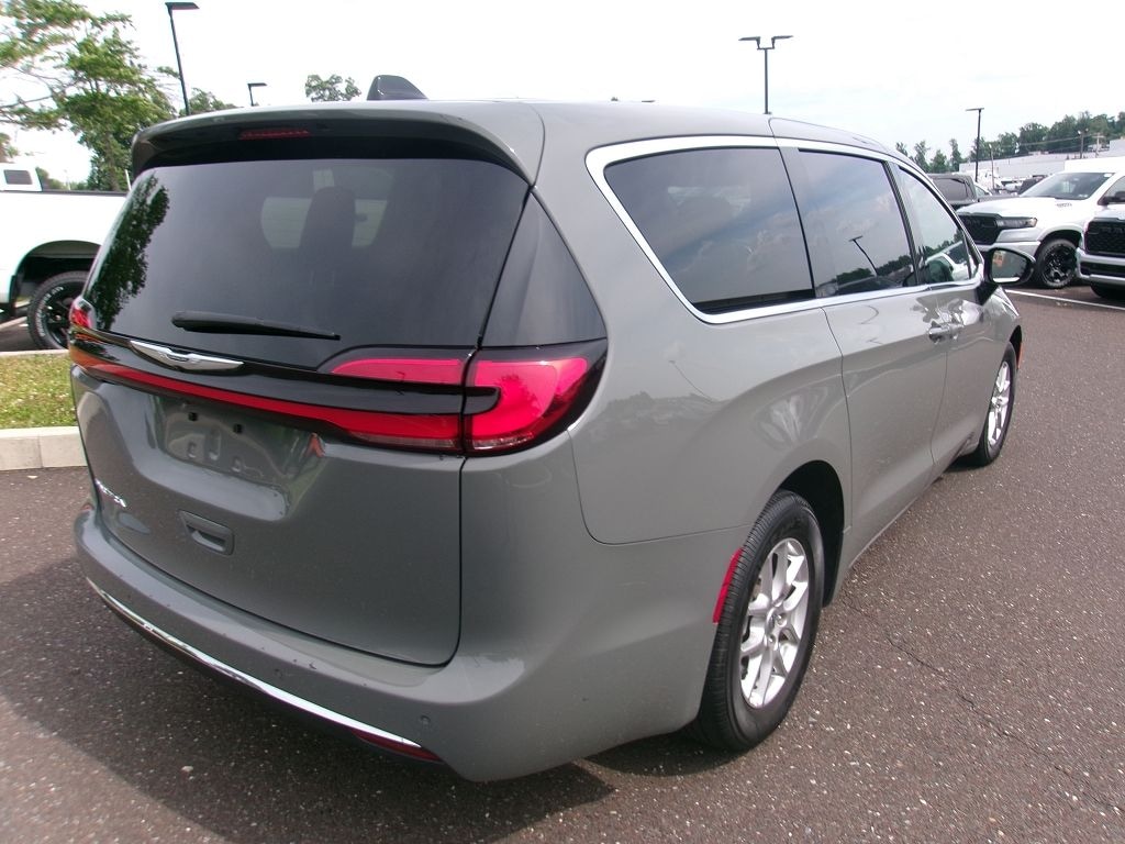 Certified 2025 Chrysler Pacifica Select Minivan/Van