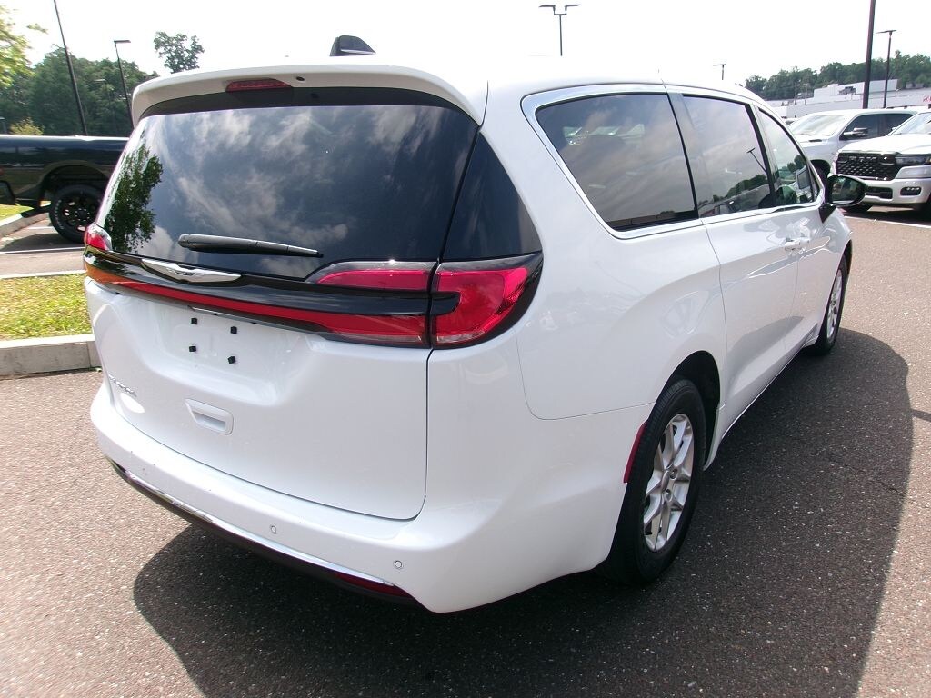 Certified 2025 Chrysler Pacifica Select Minivan/Van