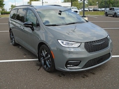 2025 Chrysler Pacifica Limited Passenger Van