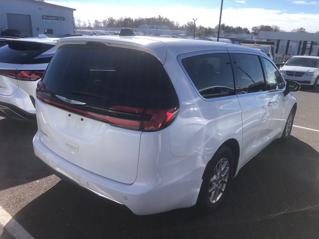 Used 2024 Chrysler Pacifica Touring L Minivan/Van
