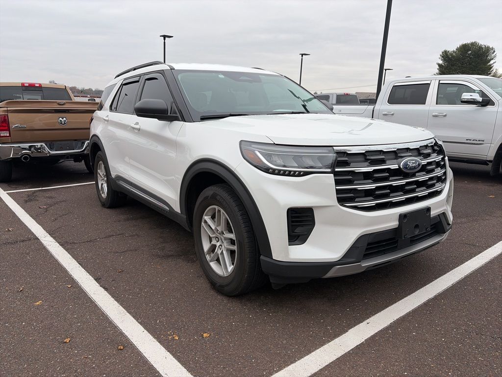 2025 Ford Explorer photo 3