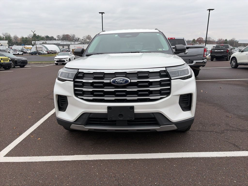 2025 Ford Explorer photo 2