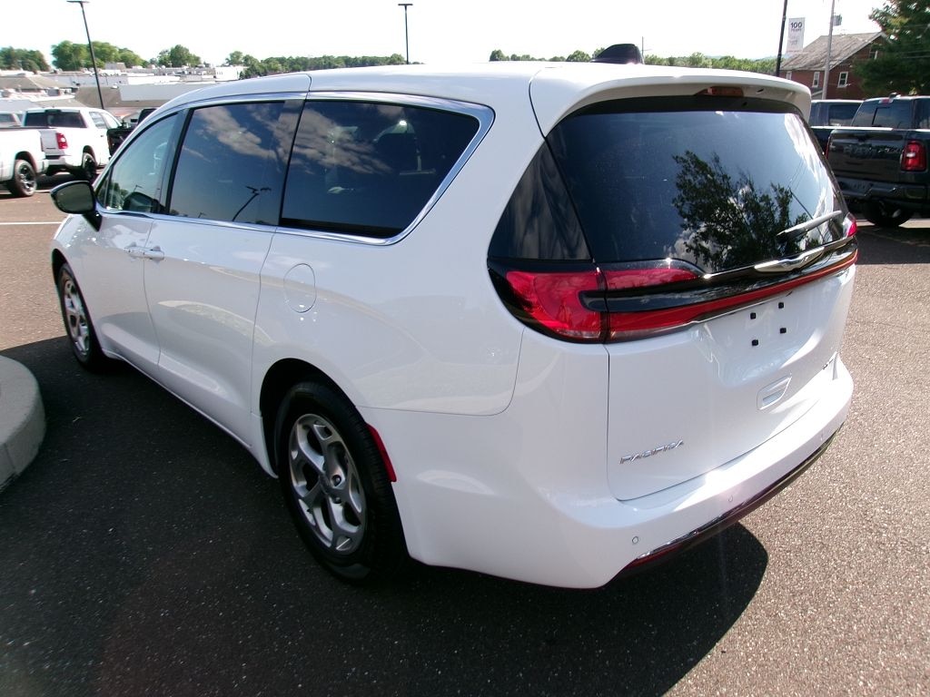 Used 2024 Chrysler Pacifica Limited Minivan/Van