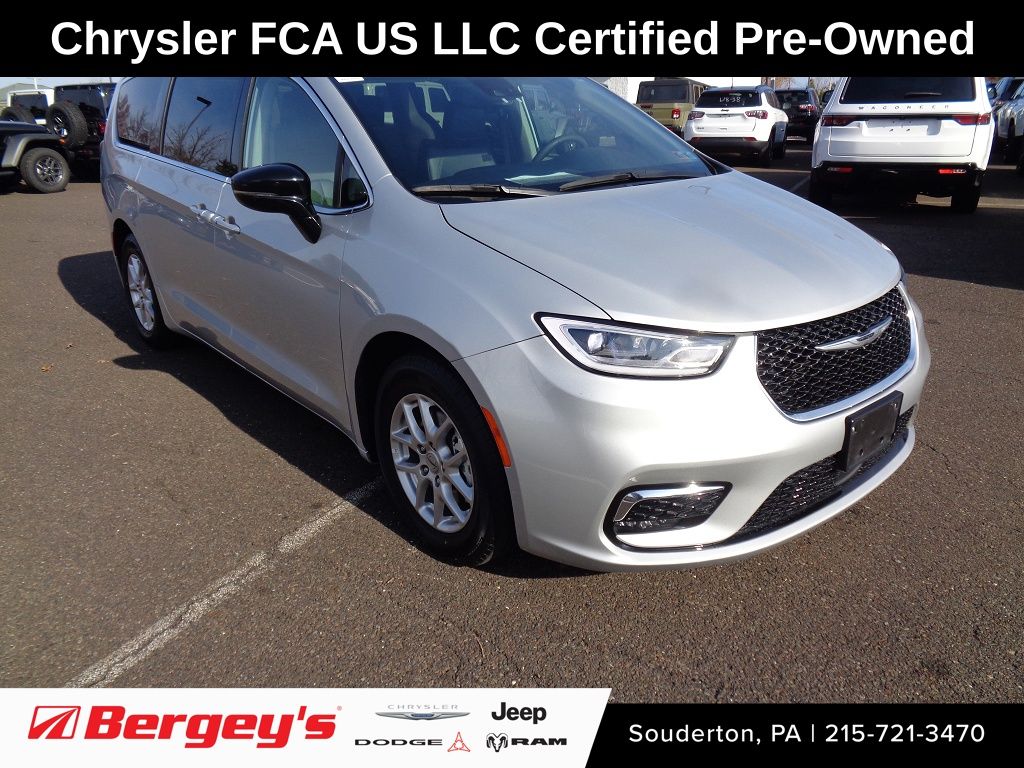 2024 Chrysler Pacifica Touring L's photo