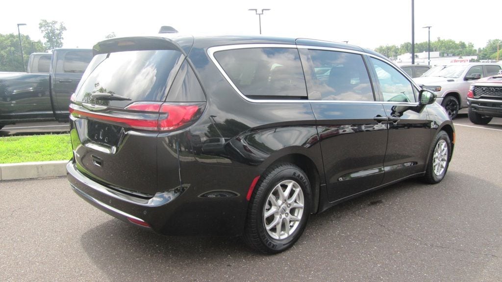 Certified 2025 Chrysler Pacifica Select Minivan/Van