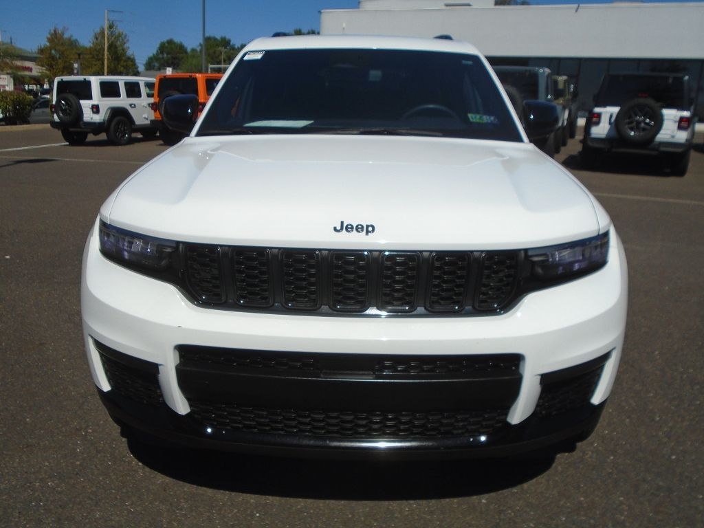 2023 Jeep Grand Cherokee Altitude photo 3