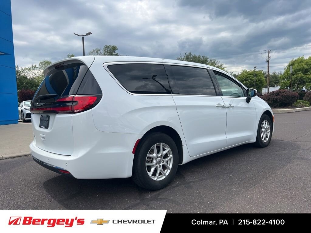 Used 2023 Chrysler Pacifica Touring L