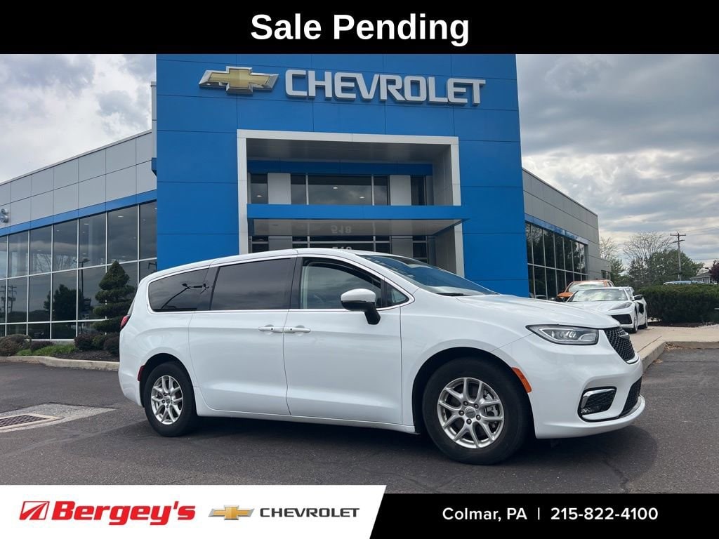 2023 Chrysler Pacifica Touring L's photo