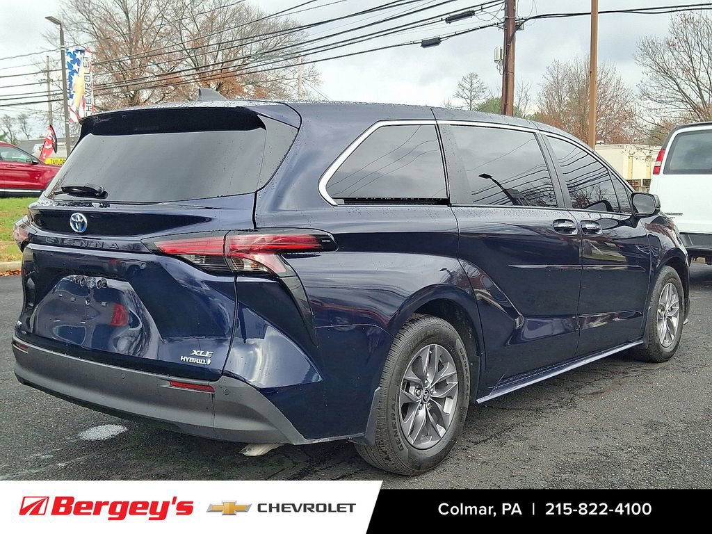 2022 Toyota Sienna XLE photo 2