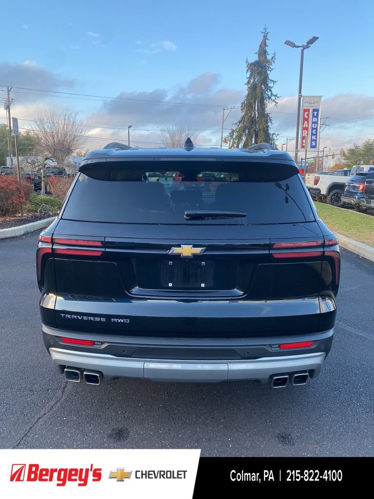 2025 Chevrolet Traverse photo 2