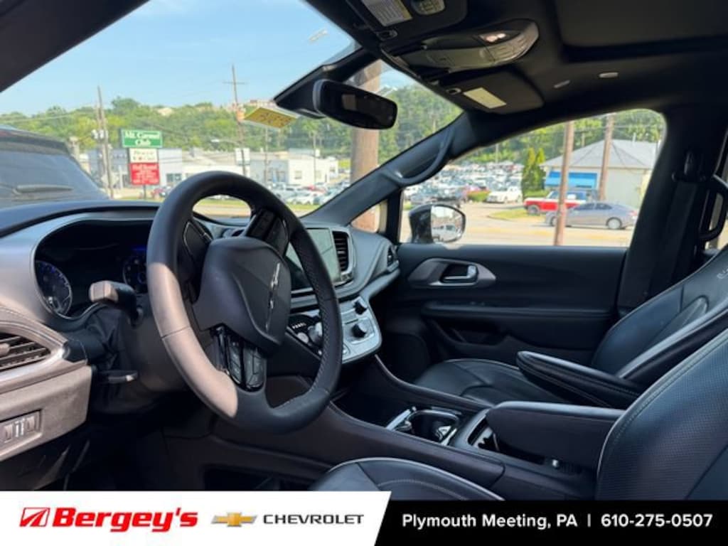 Used 2026 Chrysler Pacifica Limited