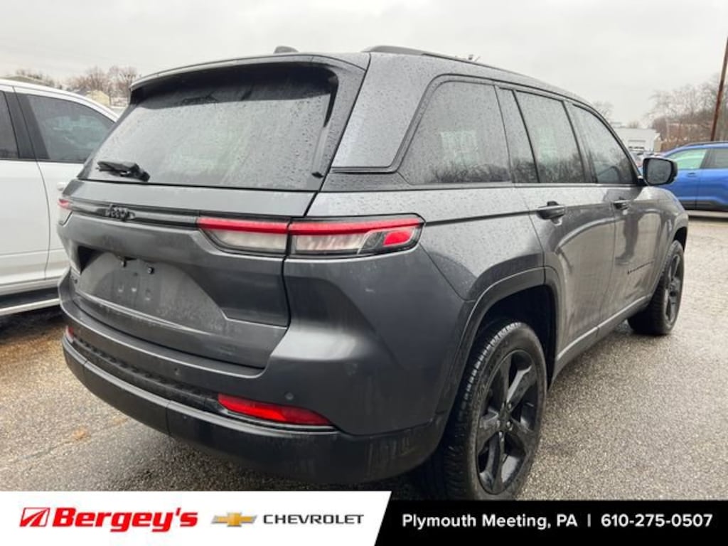 Used 2022 Jeep Grand Cherokee Altitude 4x4 SUV