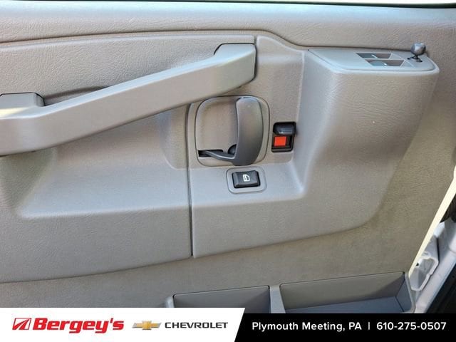 2025 Chevrolet Express Cargo Work Van - Photo 8