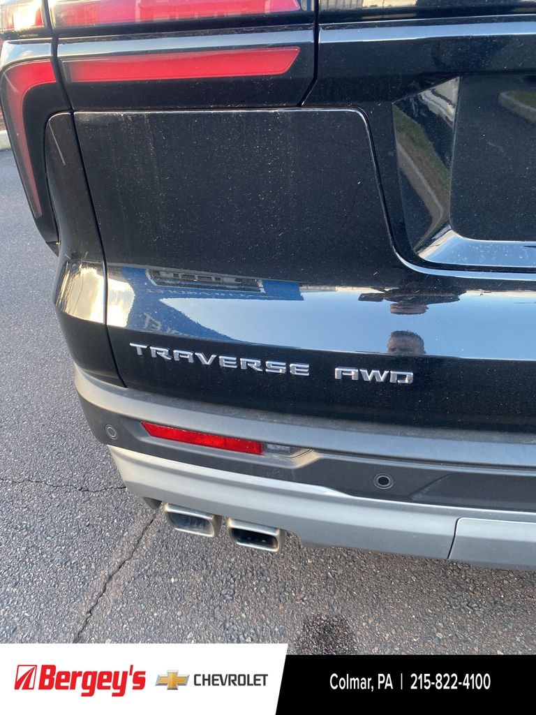 2025 Chevrolet Traverse photo 3