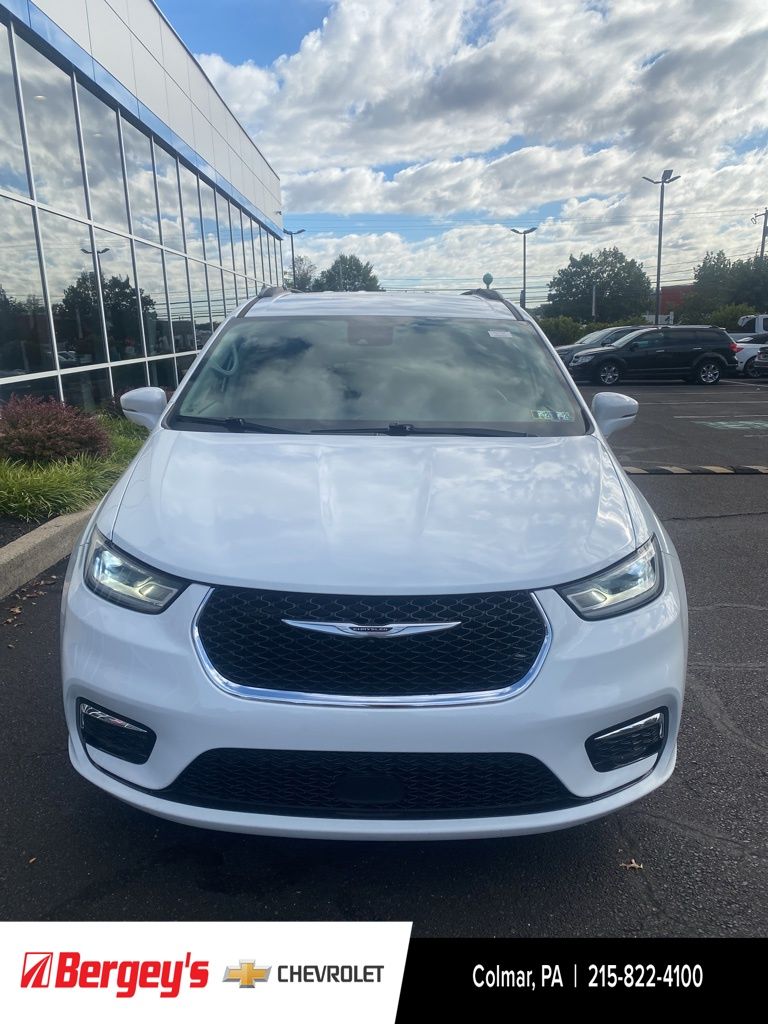 2022 Chrysler Pacifica Touring L photo 2