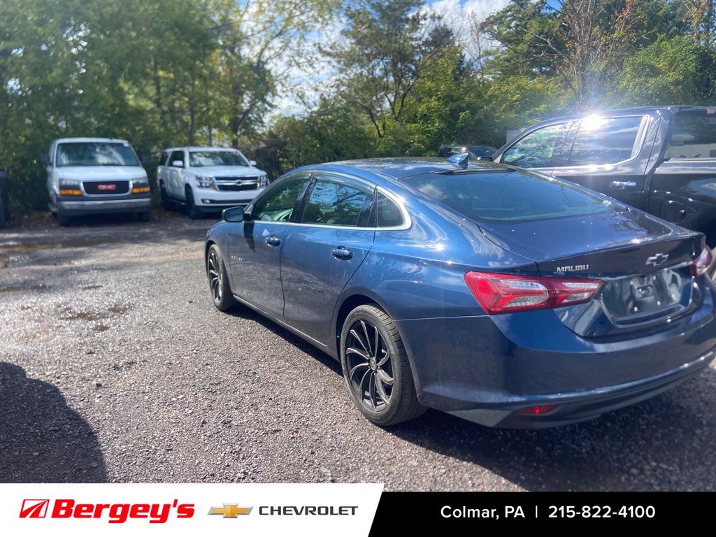 2022 Chevrolet Malibu 1LT photo 2
