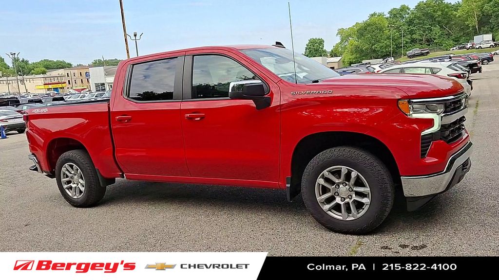 2022 Chevrolet Silverado 1500 LT photo 2