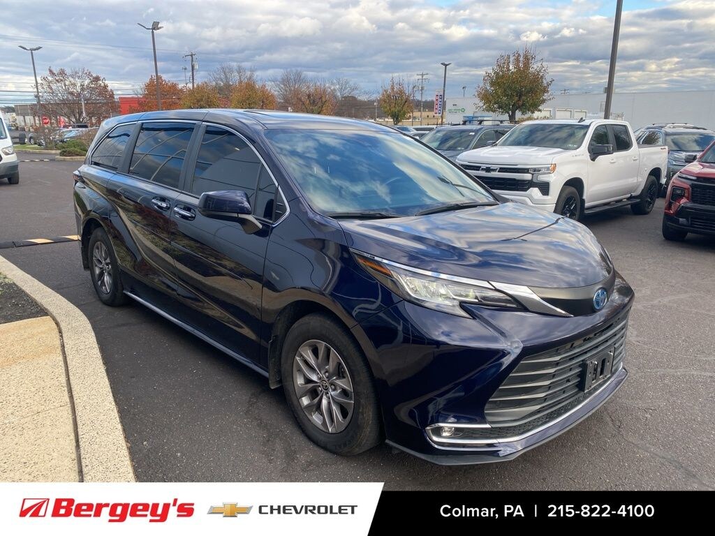 Certified 2022 Toyota Sienna XLE Minivan/Van