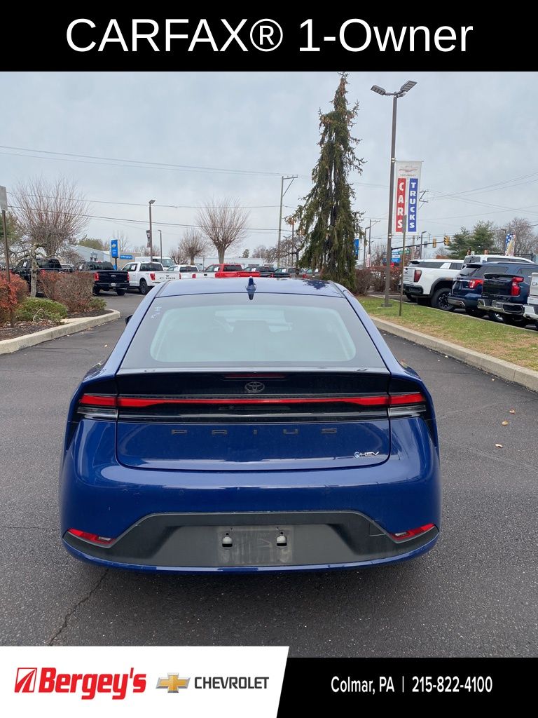 2025 Toyota Prius Base photo 3