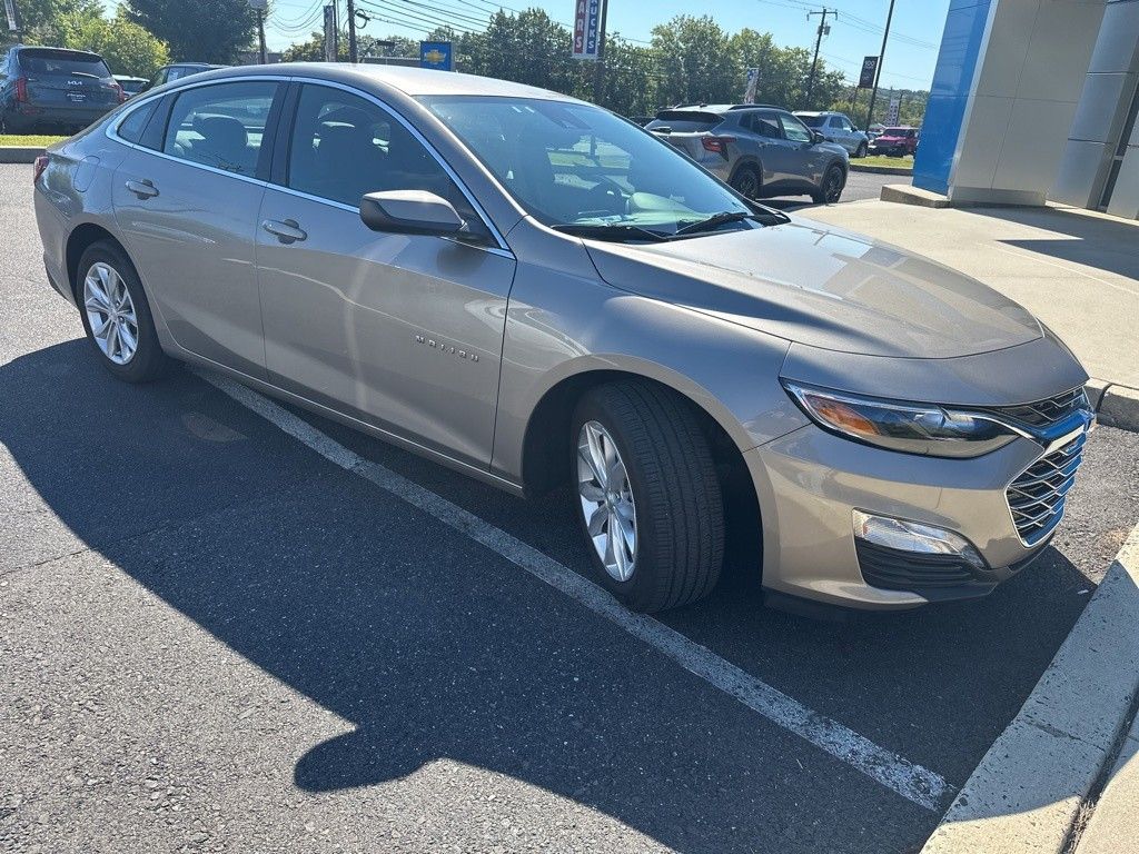 2022 Chevrolet Malibu 1LT photo 2