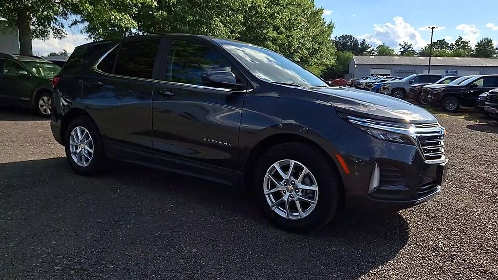 2022 Chevrolet Equinox LT photo 2
