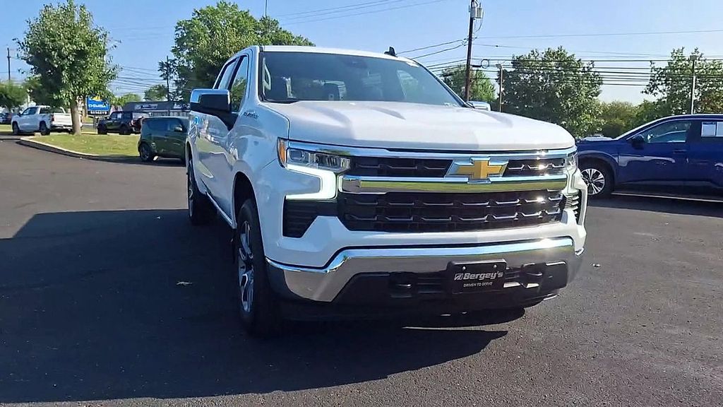 2023 Chevrolet Silverado 1500 LT photo 3