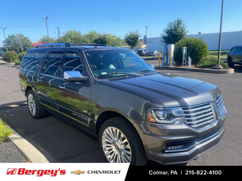 2017 Lincoln Navigator Select photo 3
