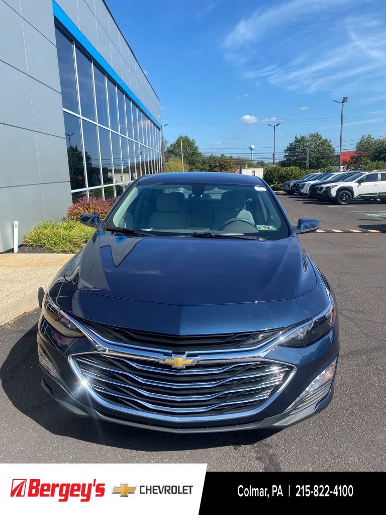 2022 Chevrolet Malibu 1LT photo 2