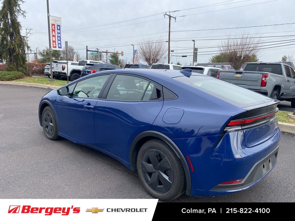 2025 Toyota Prius Base photo 3