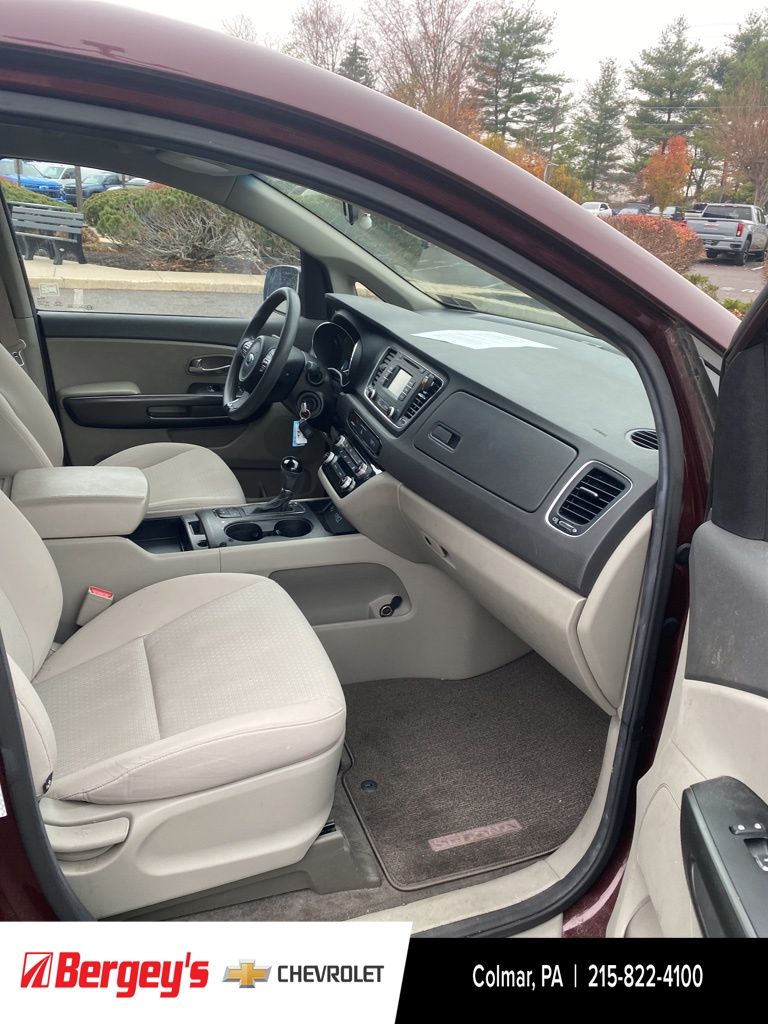 2016 Kia Sedona LX photo 3