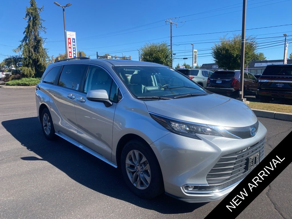 2024 Toyota Sienna XLE photo 3