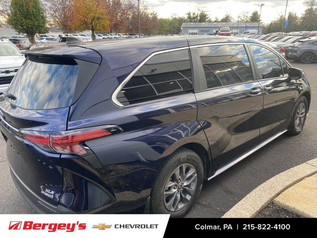 Certified 2022 Toyota Sienna XLE Minivan/Van