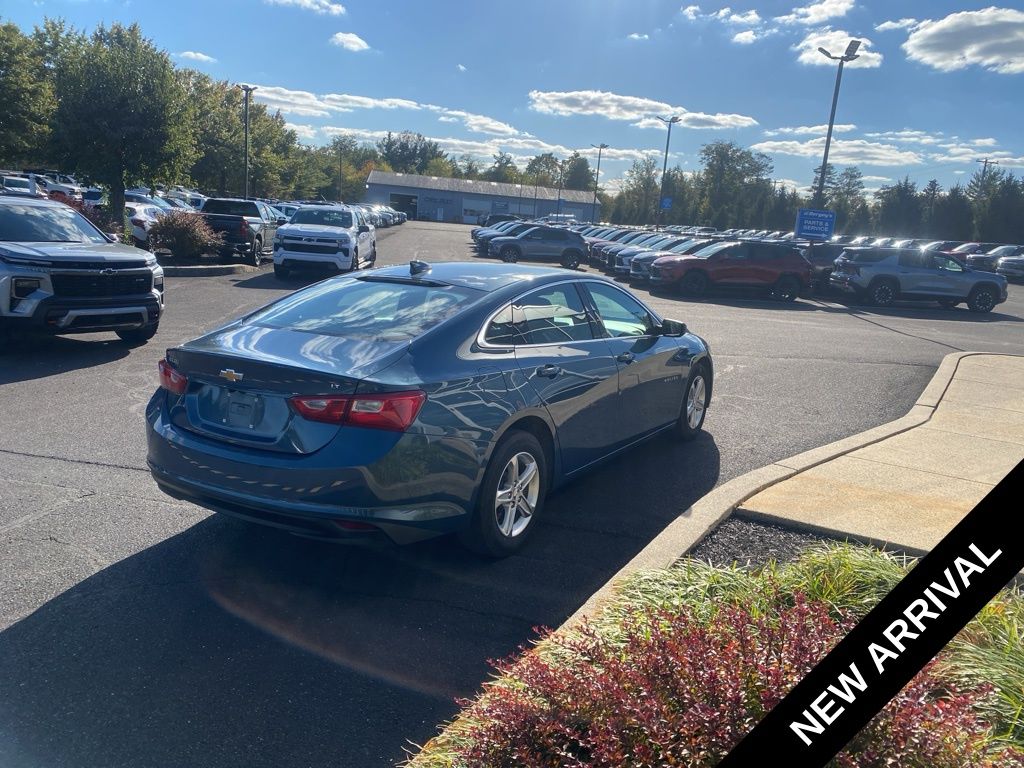 2024 Chevrolet Malibu 1LT photo 3