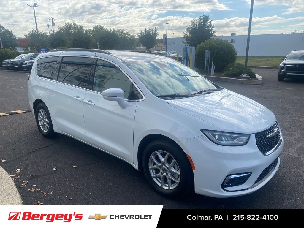 2022 Chrysler Pacifica Touring L photo 3
