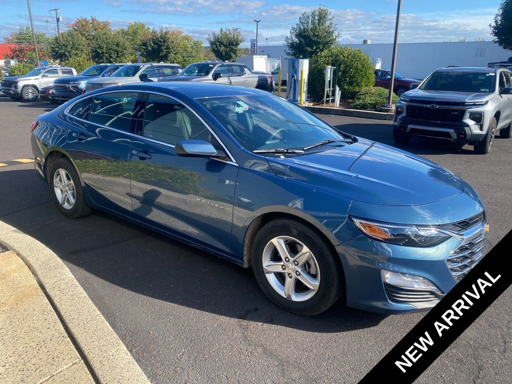 2024 Chevrolet Malibu 1LT photo 2